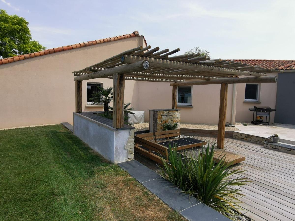 Terrasse aménagée aux Brouzils près de Montaigu en Vendée 85