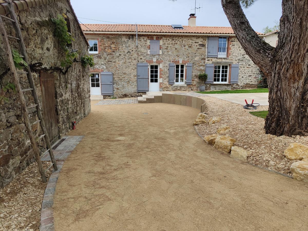 Pierre vue près de Montaigu aux Brouzils