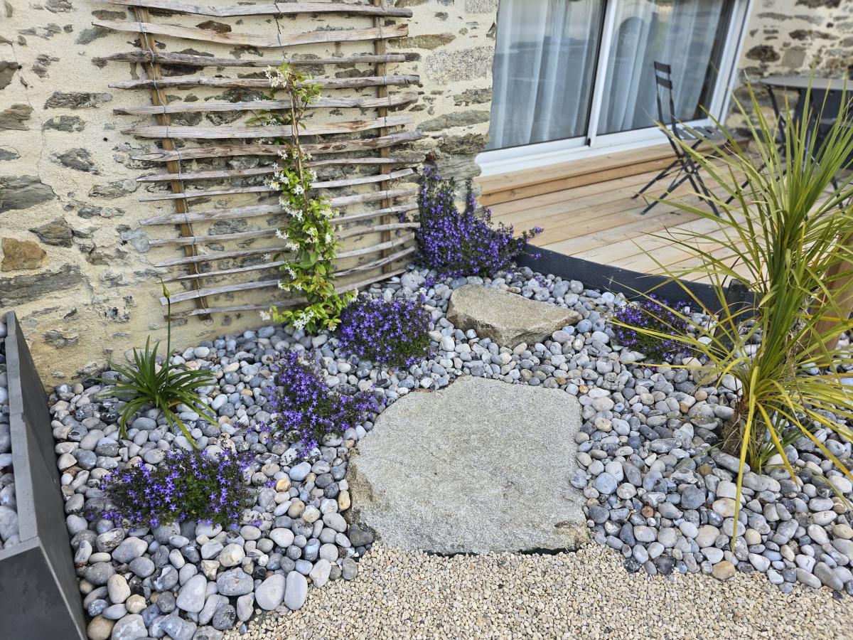 Plantations, massifs décoratifs, haies aux Brouzils près de Montaigu et en Vendée